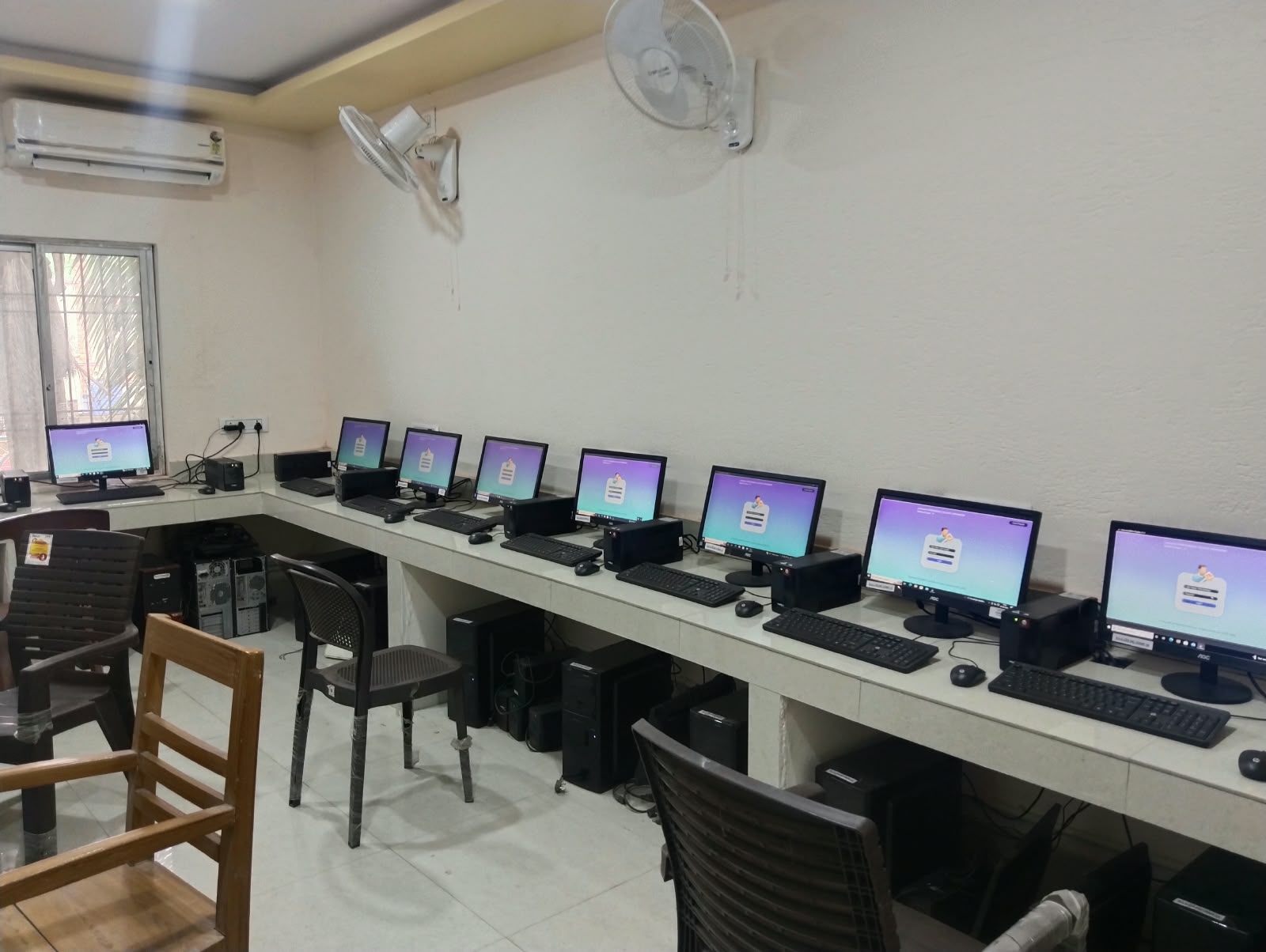 Workstations at Dwijendralal College